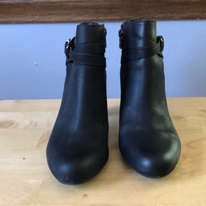 Black boots with short heel